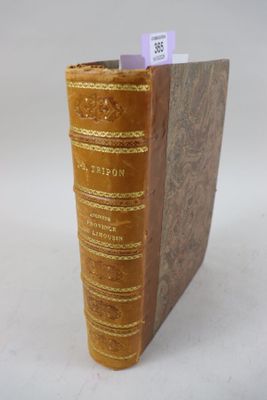 un vieux livre posé sur une table