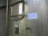 une photo d'une porte métallique sur laquelle est accrochée une pancarte