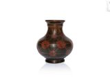 un vase marron orné de fleurs rouges sur un fond blanc