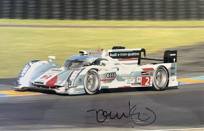 une photo d'une voiture de course en pleine course sur le circuit