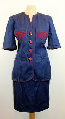 une image d'une robe et d'une veste de femme sur un mannequin