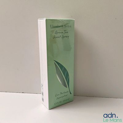 La boîte de thé vert est posée sur une table blanche.