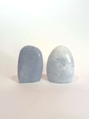 deux rochers bleus et blancs posés l'un à côté de l'autre sur une surface blanche