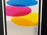 un gros plan d'une boîte sur laquelle figure l'image d'un objet coloré