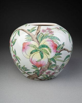 CHINE - Moderne. POT à GINGEMBRE à décor de pêches de longév…