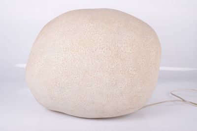 une grosse boule blanche posée sur une surface blanche