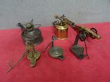 un ensemble d'objets anciens en laiton posés sur un tissu rouge