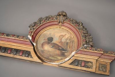 un tableau représentant un canard posé sur une étagère au-dessus d'un miroir