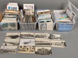 tout un tas de vieilles cartes postales posées sur une table