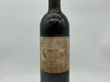 une bouteille de vin posée sur une table