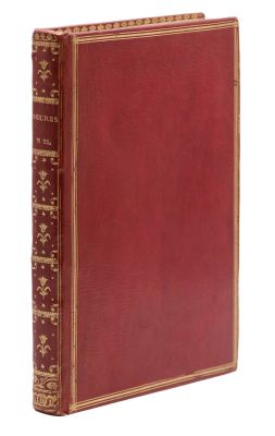 un livre rouge avec des bordures dorées et une étoile dorée sur la couverture