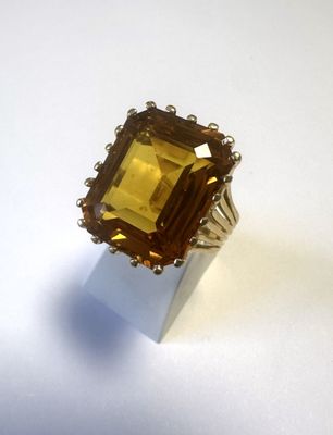 une image d'une bague sertie d'une grosse citrine
