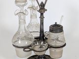 beaucoup d'objets en verre qui se trouvent sur la table