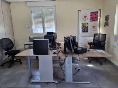 un bureau avec deux ordinateurs et une chaise dans la chambre