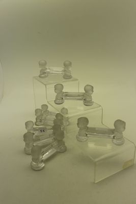 de nombreux objets en verre transparent posés sur une surface blanche