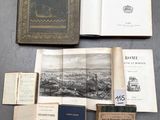 plusieurs vieux livres sont posés sur une table les uns à côté des autres