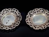 paire de plats plaqués argent sur fond noir