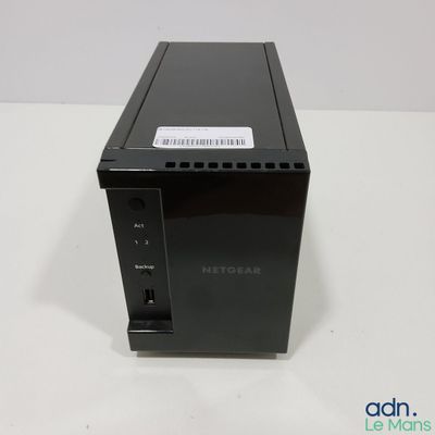 un gros plan d'un petit appareil noir posé sur une surface blanche