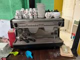 une machine à café posée sur une table