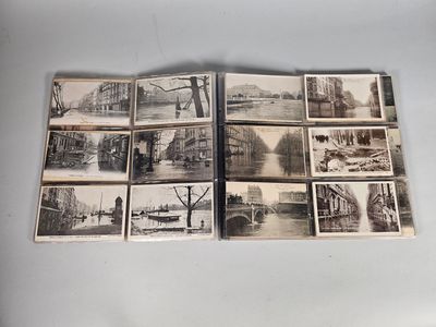 Lot de 134 cartes postales sur les inondations de Paris en 1910.