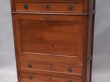 une image d'une commode en bois avec un plateau en marbre