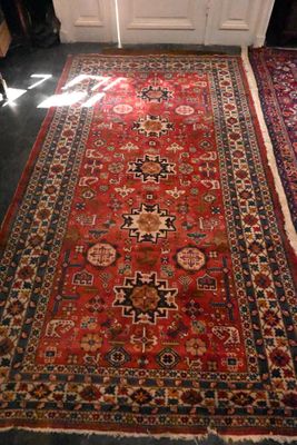 les deux tapis qui se trouvent sur le sol dans la pièce