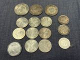 gros plan d'un paquet de pièces de monnaie posé sur une table