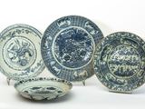 trois assiettes bleues et blanches à motifs sur une surface blanche