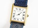 une image d'une montre-bracelet avec des chiffres romains