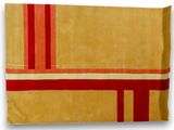 une serviette jaune et rouge à rayures