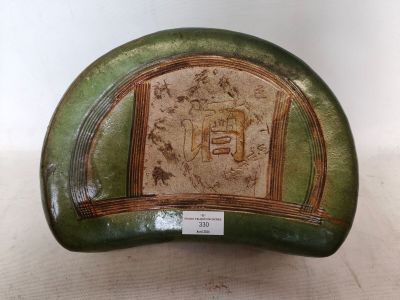 CHINE : coussin en terre cuite vernissée polychrome en forme…