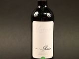 une bouteille de vin posée sur une table