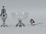 salière et poivrière plaquées argent, avec cuillère et repose-cuillère