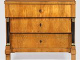 une commode en bois avec deux tiroirs de chaque côté