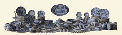 un ensemble d'assiettes et de bols bleus et blancs posés sur une table