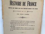 un vieux livre à la couverture rouge sur fond blanc