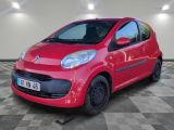 la petite voiture rouge est garée sur un sol en damier