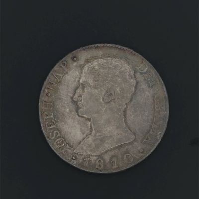 une vieille pièce d'argent sur laquelle est représentée la tête d'une femme