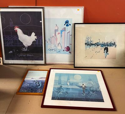 de nombreux tableaux encadrés posés sur une table devant un mur rouge