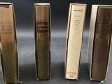 quatre livres sont alignés sur une table