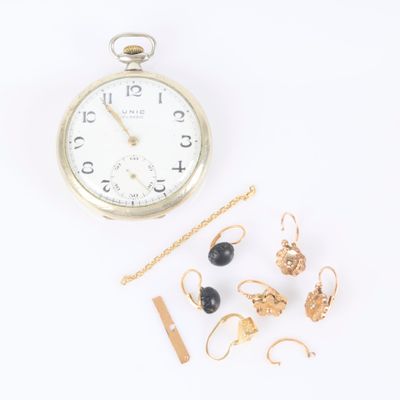 une photo représentant une montre de poche et d'autres bijoux posés sur une surface blanche