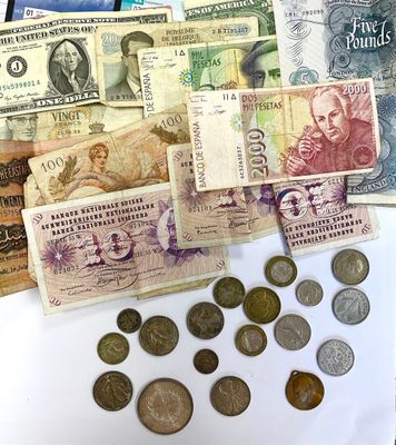 il y a toutes sortes de billets sur la table