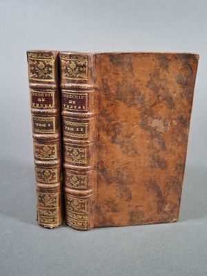 deux vieux livres posés l'un sur l'autre sur une table