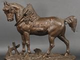 statue en bronze représentant un cheval sellé, posée sur un socle en bois