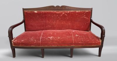 un canapé rouge avec une structure en bois et une assise rembourrée rouge