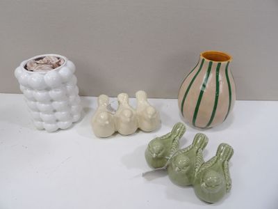 trois vases posés les uns à côté des autres sur la table