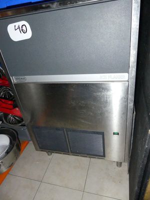 une photo d'une machine à glaçons en acier inoxydable dans un magasin