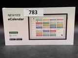une boîte sur laquelle figure un calendrier, posée sur une table
