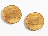 deux pièces d'or posées côte à côte sur une surface blanche
