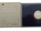 un vieux livre dans lequel se trouve l'image d'une pièce de monnaie